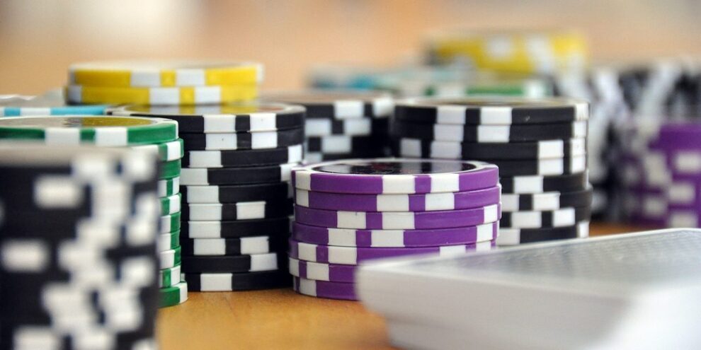 Poker’s Evolution, From Playing in Casinos to Using Mobile Social Gambling Apps 